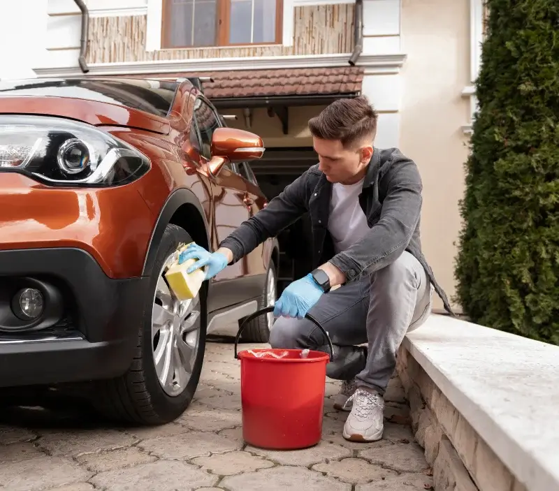 Lavage auto à domicile Mouzeil : professionnel intervenant sur un véhicule